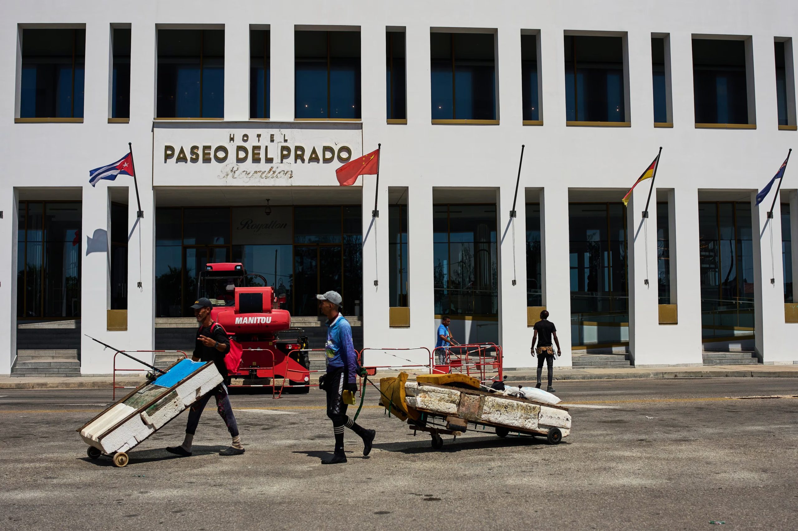 Pescadores con balsas improvisadas pasan frente al hotel Paseo del Prado, de la cadena canadiense Blue Diamond, en La Habana, el martes 2 de junio de 2026 (AP Foto/Ramón Espinosa)