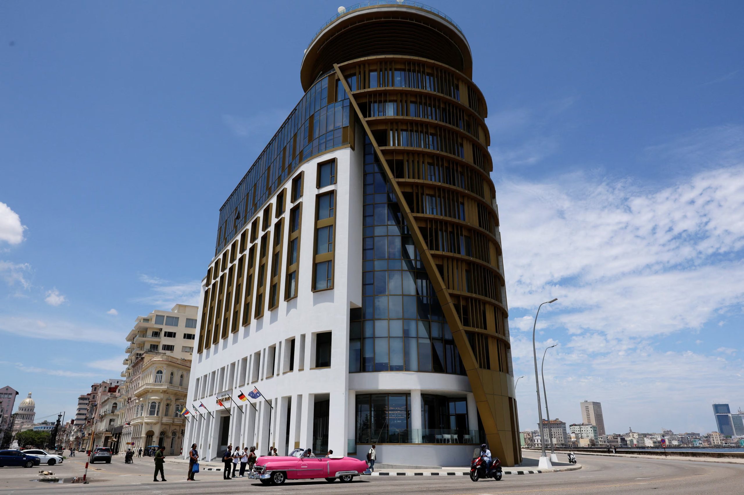 Un automóvil clásico pasa frente al hotel Paseo del Prado, que forma parte de la cadena canadiense Blue Diamond Resort, en La Habana, Cuba, el 2 de junio de 2026 (REUTERS/Norlys Pérez)