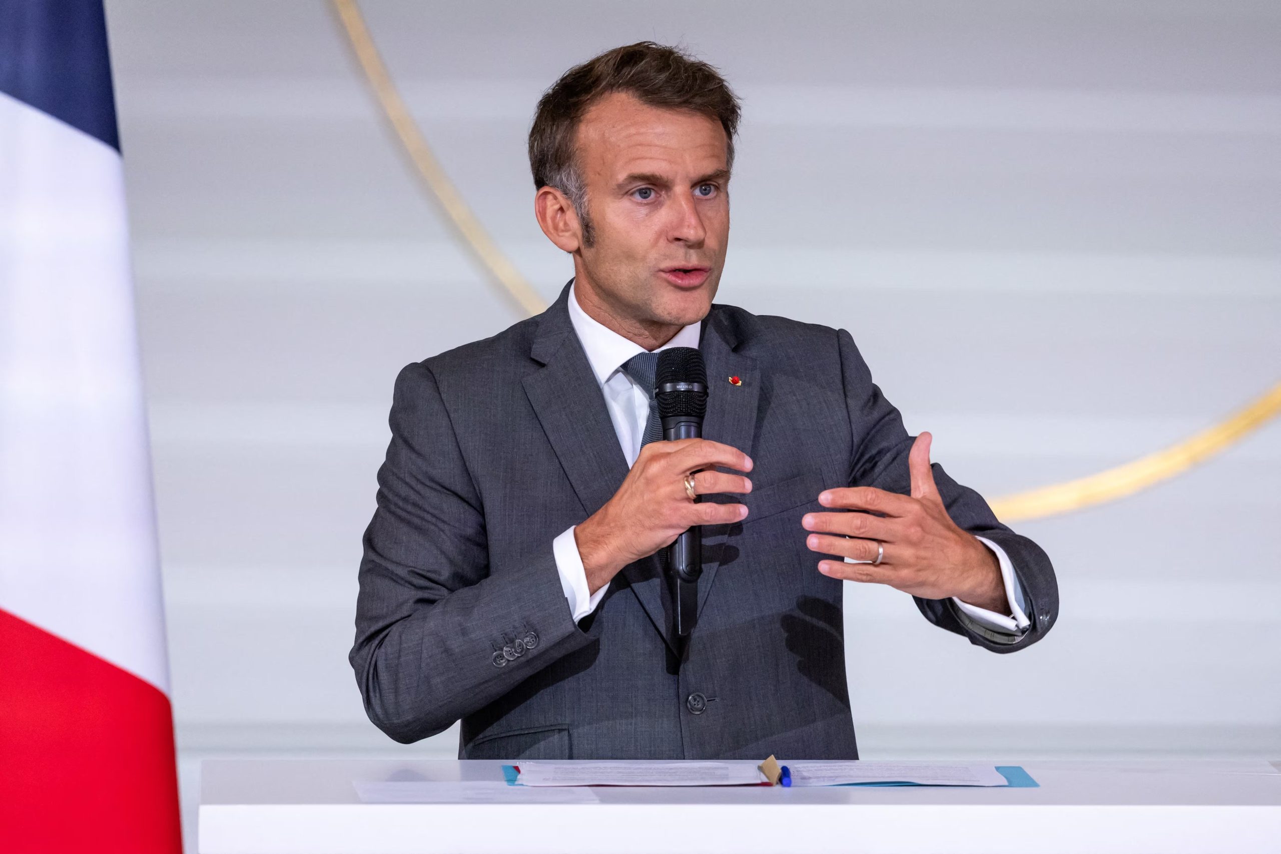 Emmanuel Macron habla en un encuentro con representantes de los grupos de compromiso del G7 en el Palacio del Elíseo, en París (REUTERS/Archivo)