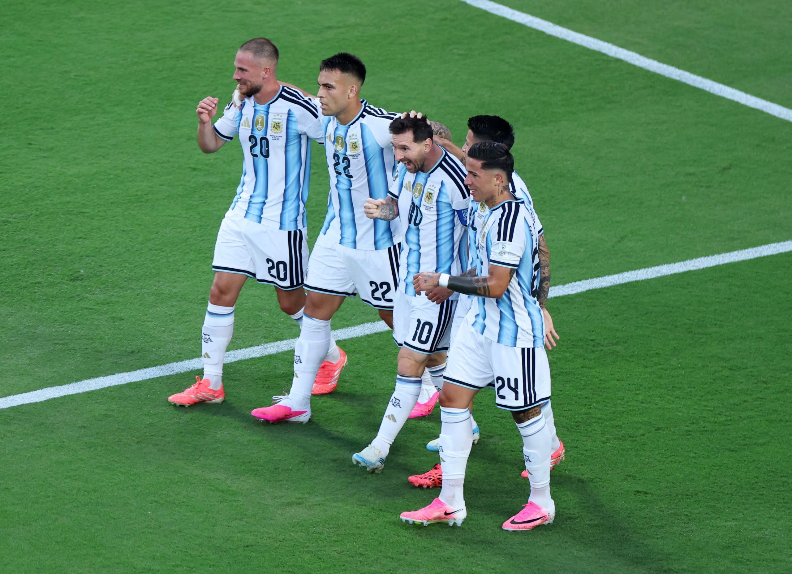 Los compañeros de creación de Lionel Messi (Foto: Reuters/Siphiwe Sibeko)