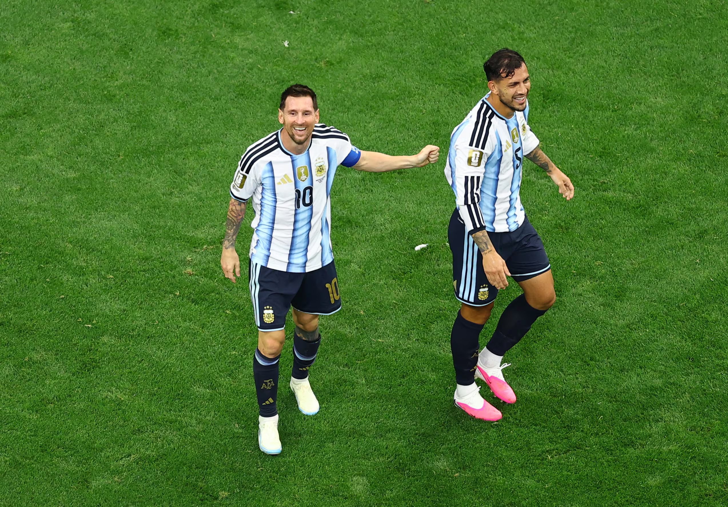 Leandro Paredes junto a Lionel Messi tras el 2-0 ante Austria (REUTERS/Issei Kato)