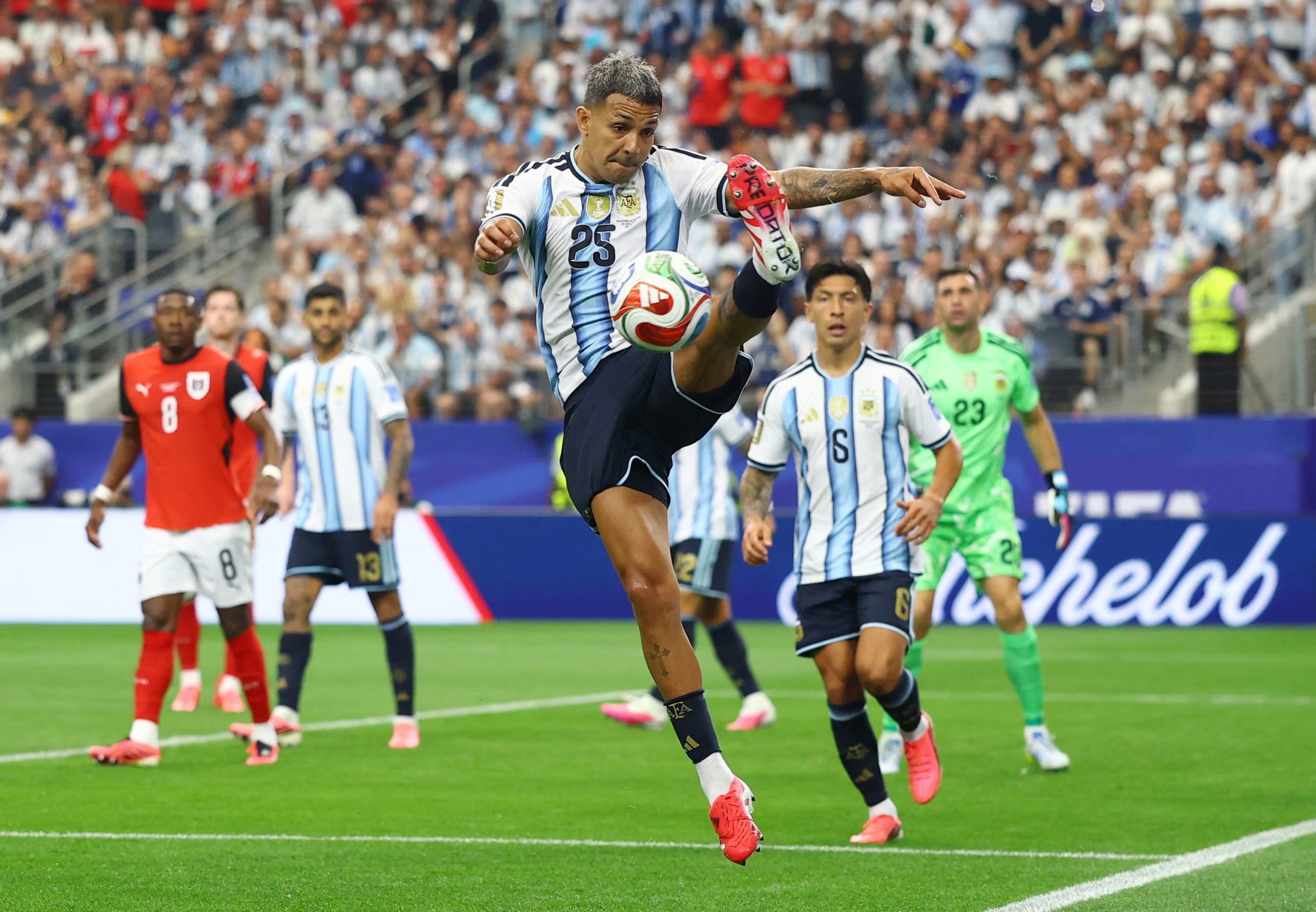 Facu Medina, de gran nivel en sus primeros dos partidos en un Mundial (REUTERS/Hannah Mckay)