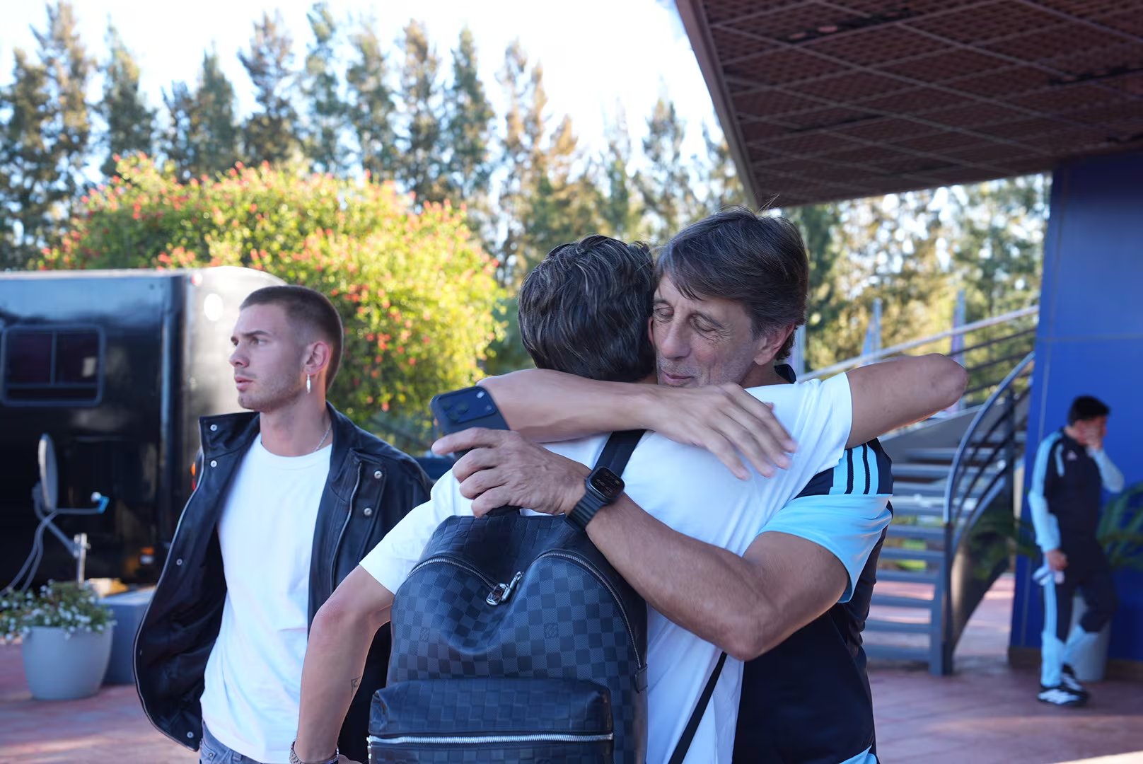 El abrazo entre el profe Luis Martín y uno de los jugadores de la selección argentina