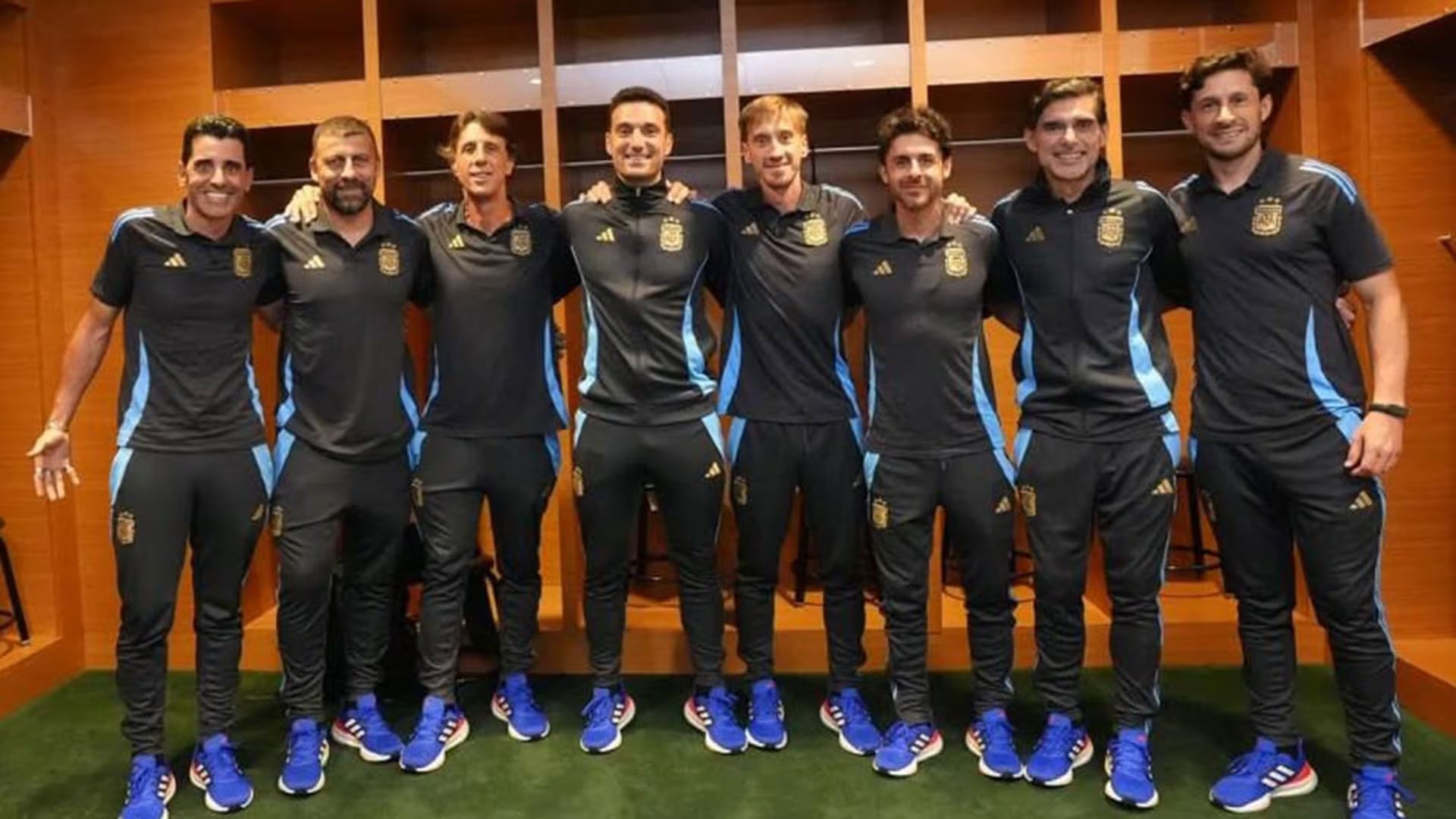 El PF Luis Martín, a la izquierda de la foto junto a Scaloni. El cuerpo técnico que buscará el título en el Mundial 2026