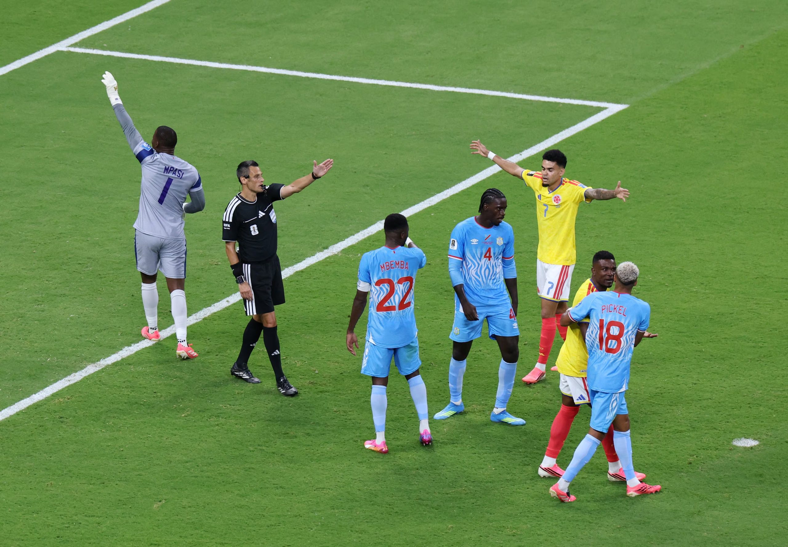 El árbitro Maurizio Mariani anuló un gol de Luis Díaz a los 79 minutos por una falta previa sobre Chancel Mbemba, una decisión que abrió debate en redes sociales - crédito Raquel Cunha/REUTERS