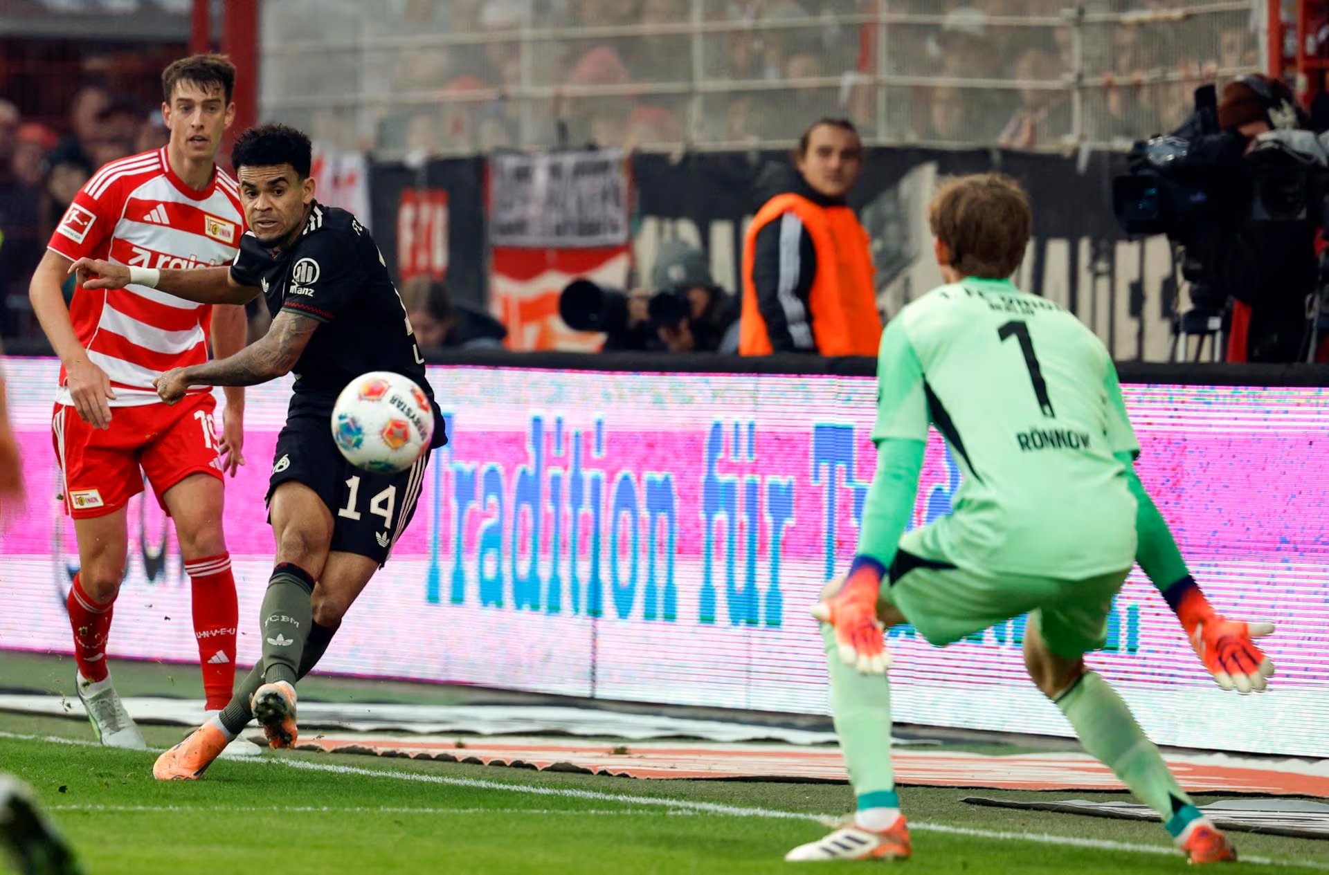 Este fue el momento de la anotación de Luis Díaz frente al Union Berlin, por la Bundesliga - crédito Odd ANDERSEN / AFP
