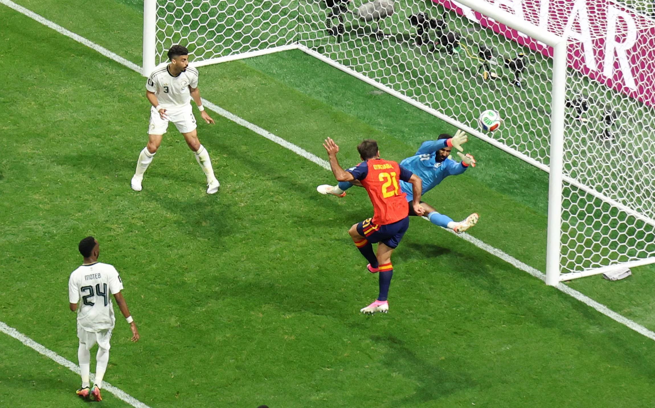 El segundo gol de Oyarzabal. (REUTERS/Siphiwe Sibeko)