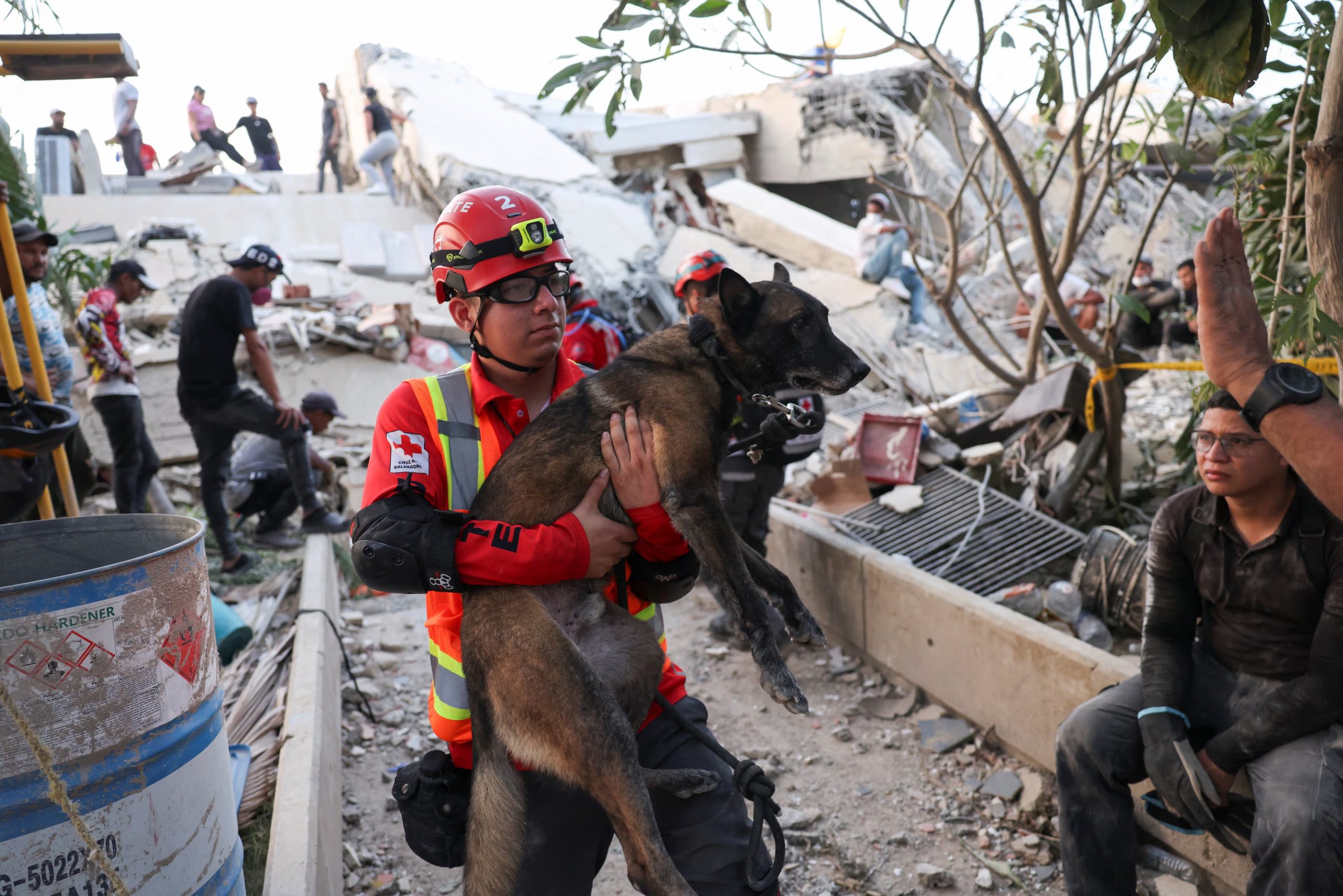 Un rescatista de El Salvador junto a un perro en plena labor (REUTERS/Leonardo Fernández Viloria)