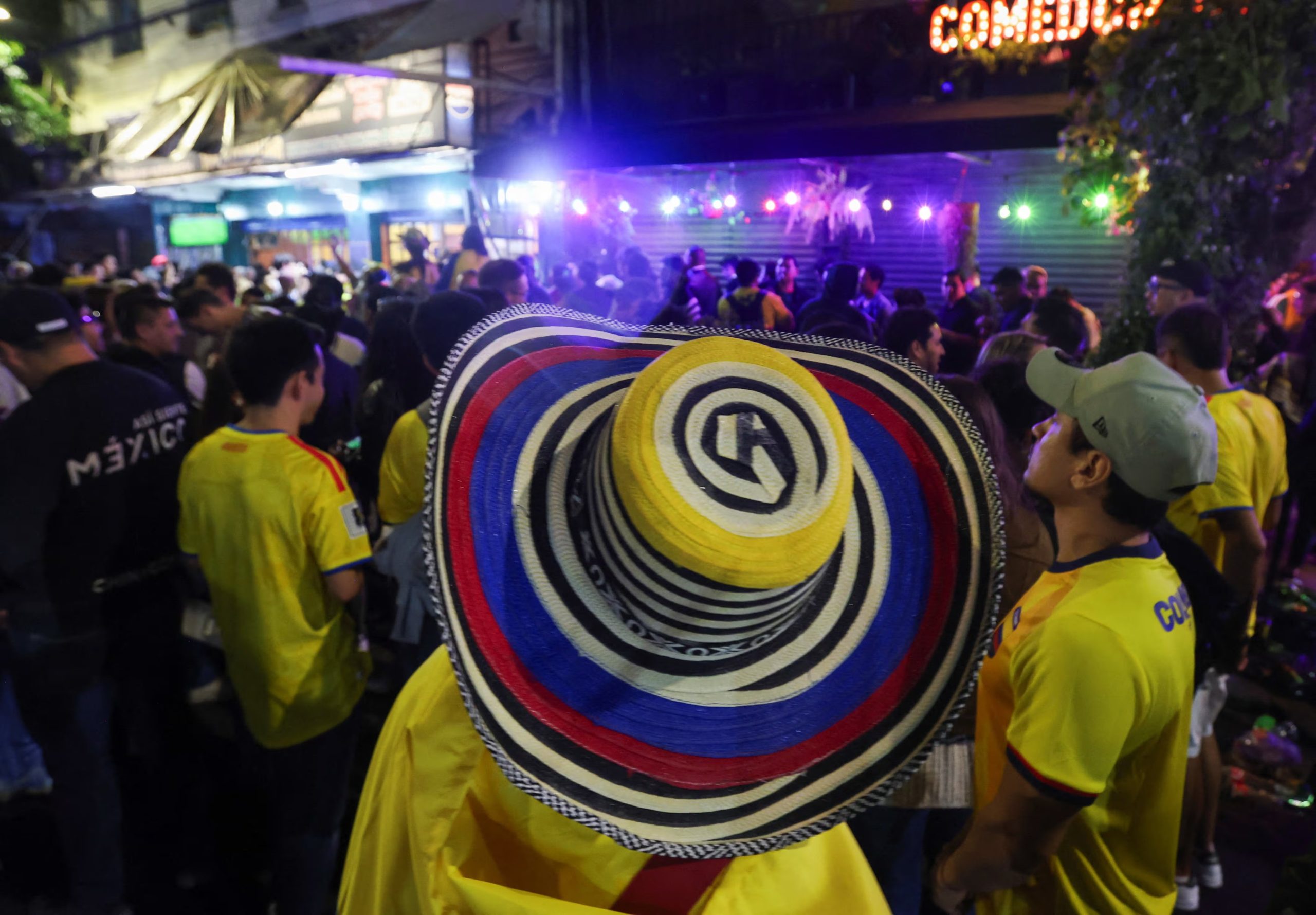 Miles de aficionados tanto mexicanos como colombianos se dieron cita en Guadalajara para alentar a su selección. (REUTERS/Quetzalli Nicte-Ha)