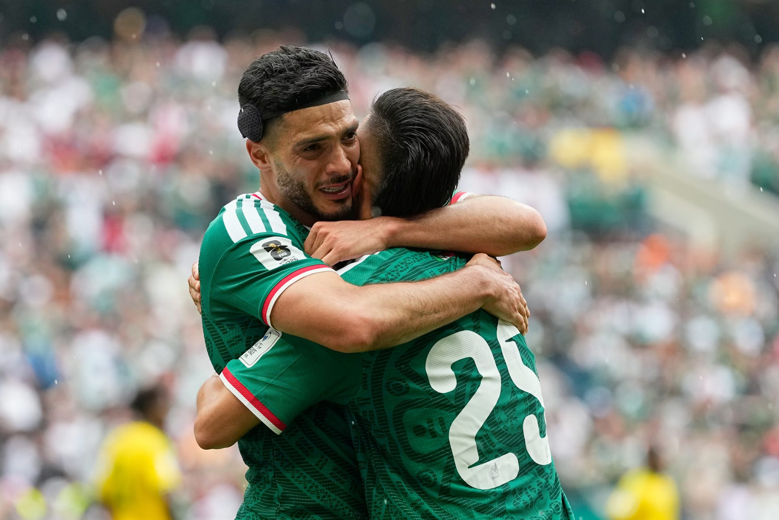 Con pase de Roberto Alvarado, Jiménez logró su ansiado gol en copas del mundo. (Foto AP/Natacha Pisarenko)