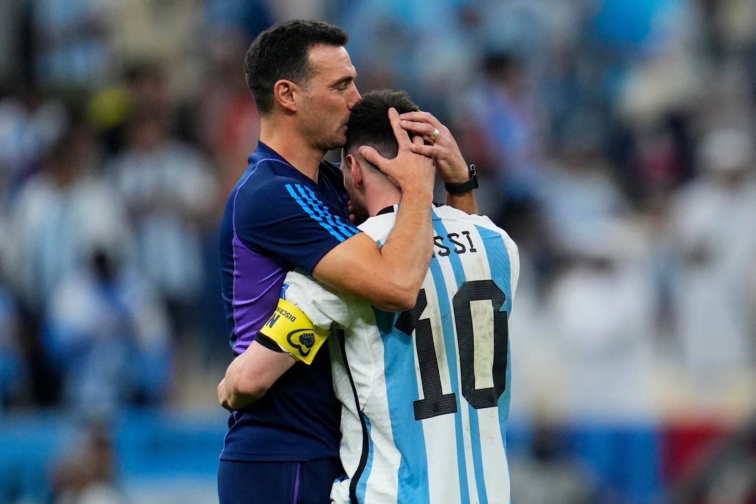 Scaloni defendió a Messi del ruido mediático y reafirmó su autoridad a horas del amistoso ante Islandia (AP Foto/Natacha Pisarenko)
