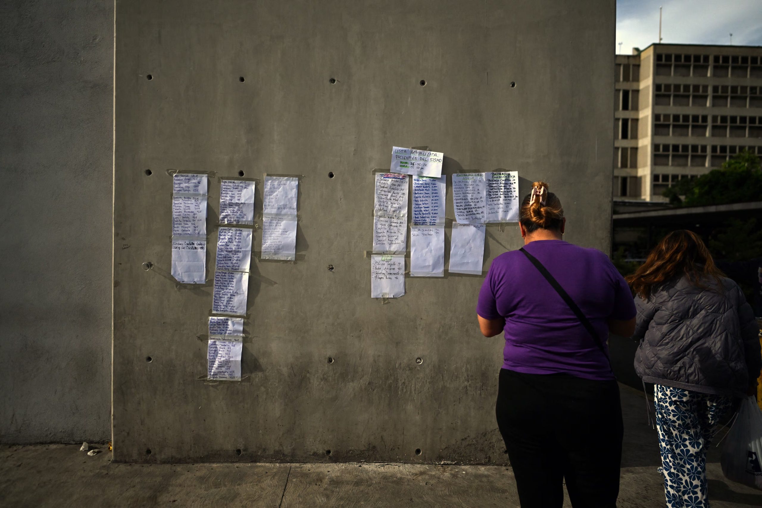 Familiares consultan listas de heridos en el Hospital Domingo Luciani tras los potentes sismos en Venezuela (JUAN BARRETO/AFP)
