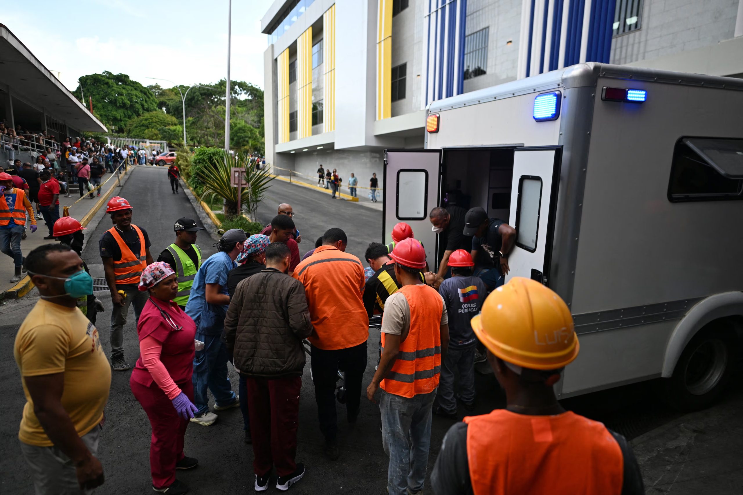 Una víctima del doble terremoto es ingresada al Hospital Domingo Luciani en Caracas, mientras continúan las labores de rescate (JUAN BARRETO/AFP)