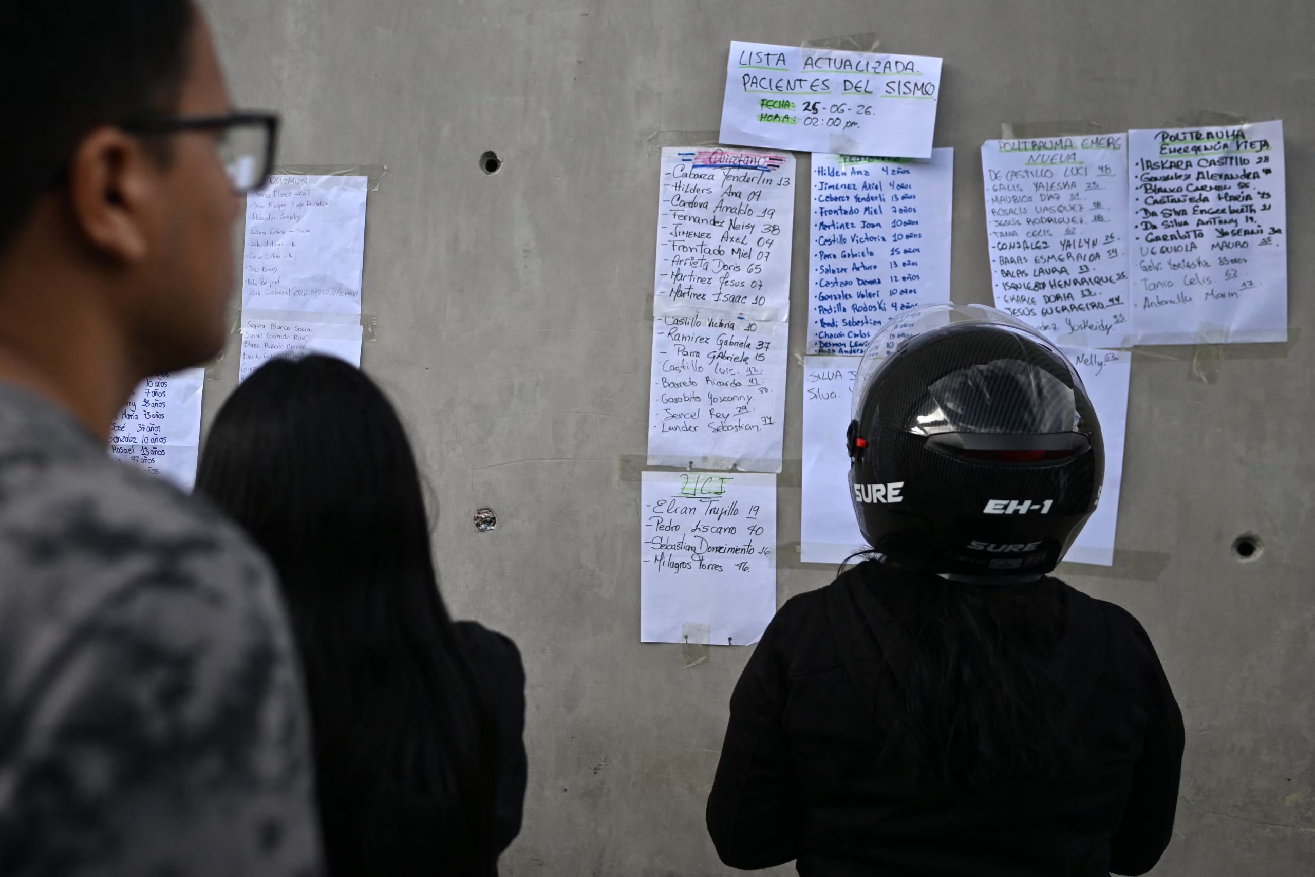 La desesperación marca la búsqueda de nombres en un hospital de Caracas tras el doble terremoto en Venezuela (JUAN BARRETO/AFP)