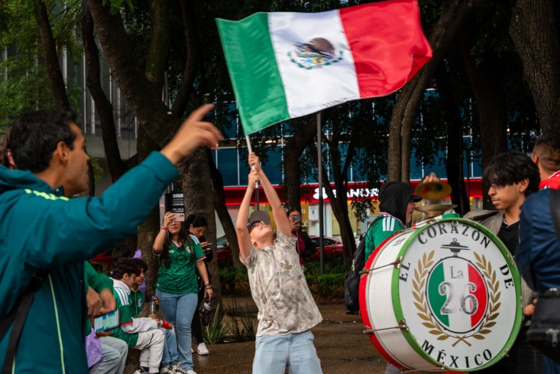 CIUDAD DE MÉXICO, 29JUNIO2026.- Aficionados de la Selección Mexicana se reunieron la tarde de este lunes en el Ángel de la Independencia para participar en el “Banderazo Mexicano”, una concentración convocada por el grupo Furia Azteca en apoyo al representativo nacional, previo al partido frente a Ecuador en el Mundial 2026.FOTO: ESTRELLA JOSENTO MARTÍNEZ