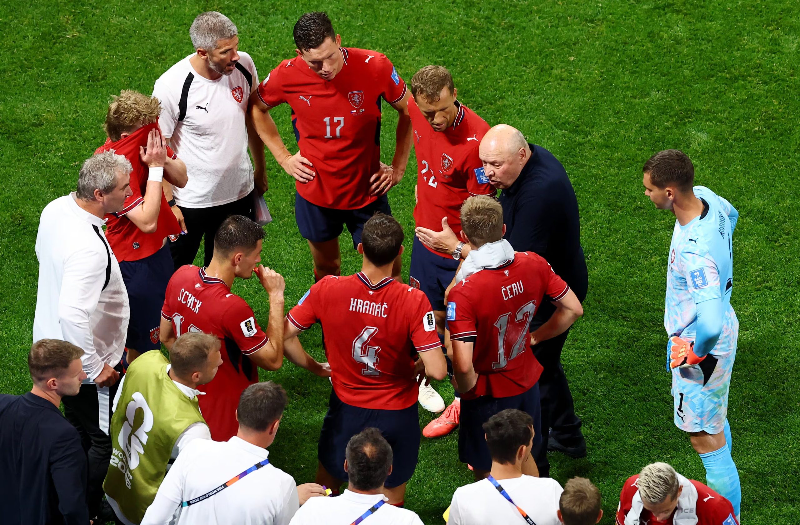 Chequia sólo obtuvo un punto en tres partidos jugados en el Grupo A. REUTERS/Bernadett Szabo