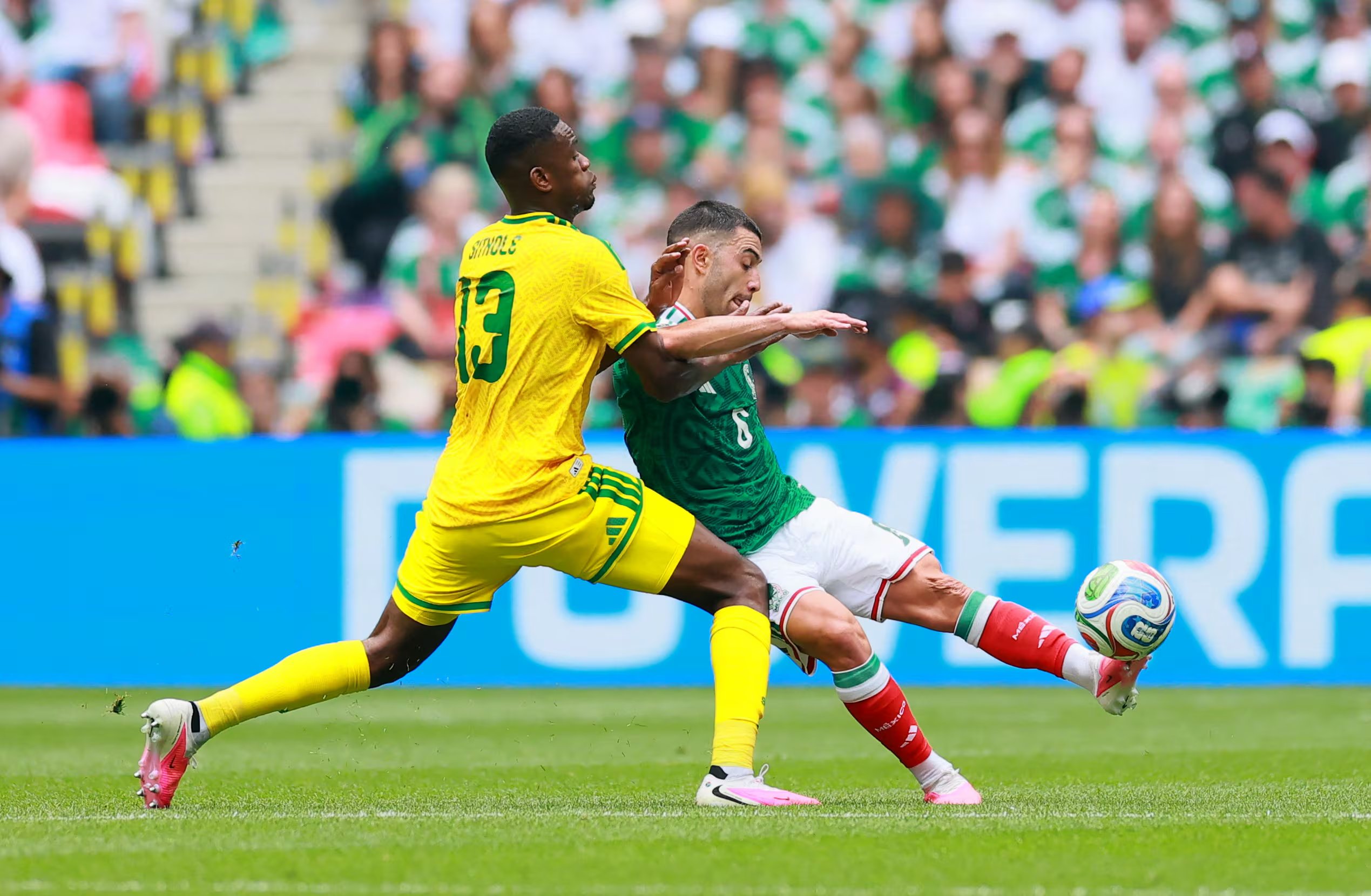 Fútbol - Copa Mundial de la FIFA 2026 - Grupo A - México vs Sudáfrica - Estadio Azteca, Ciudad de México, México - 11 de junio de 2026. El mexicano Erik Lira en acción con el sudafricano Sphephelo Sithole REUTERS/Eloisa Sanchez