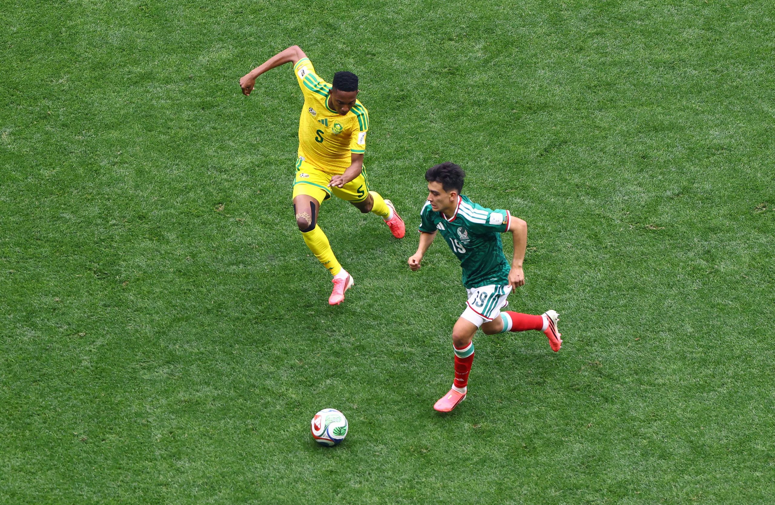 Soccer Football - FIFA World Cup 2026 - Group A - Mexico v South Africa - Estadio Azteca, Mexico City, Mexico - June 11, 2026 Mexico's Gilberto Mora in action with South Africa's Thalente Mbatha REUTERS/Raquel Cunha