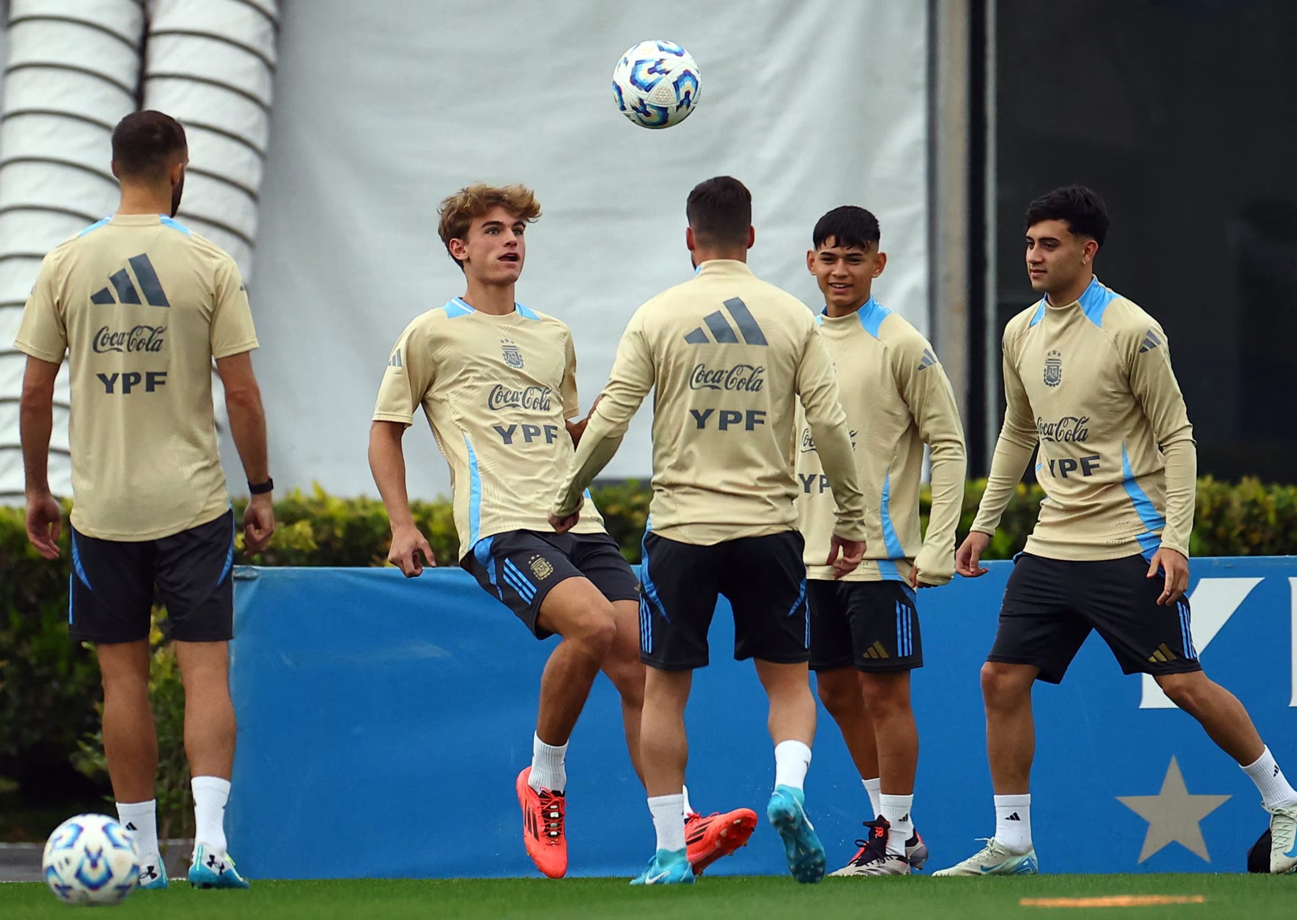 El futbolista tomó su decisión de representar a Argentina y registro recorrido en las selecciones juveniles (REUTERS/Agustin Marcarian)