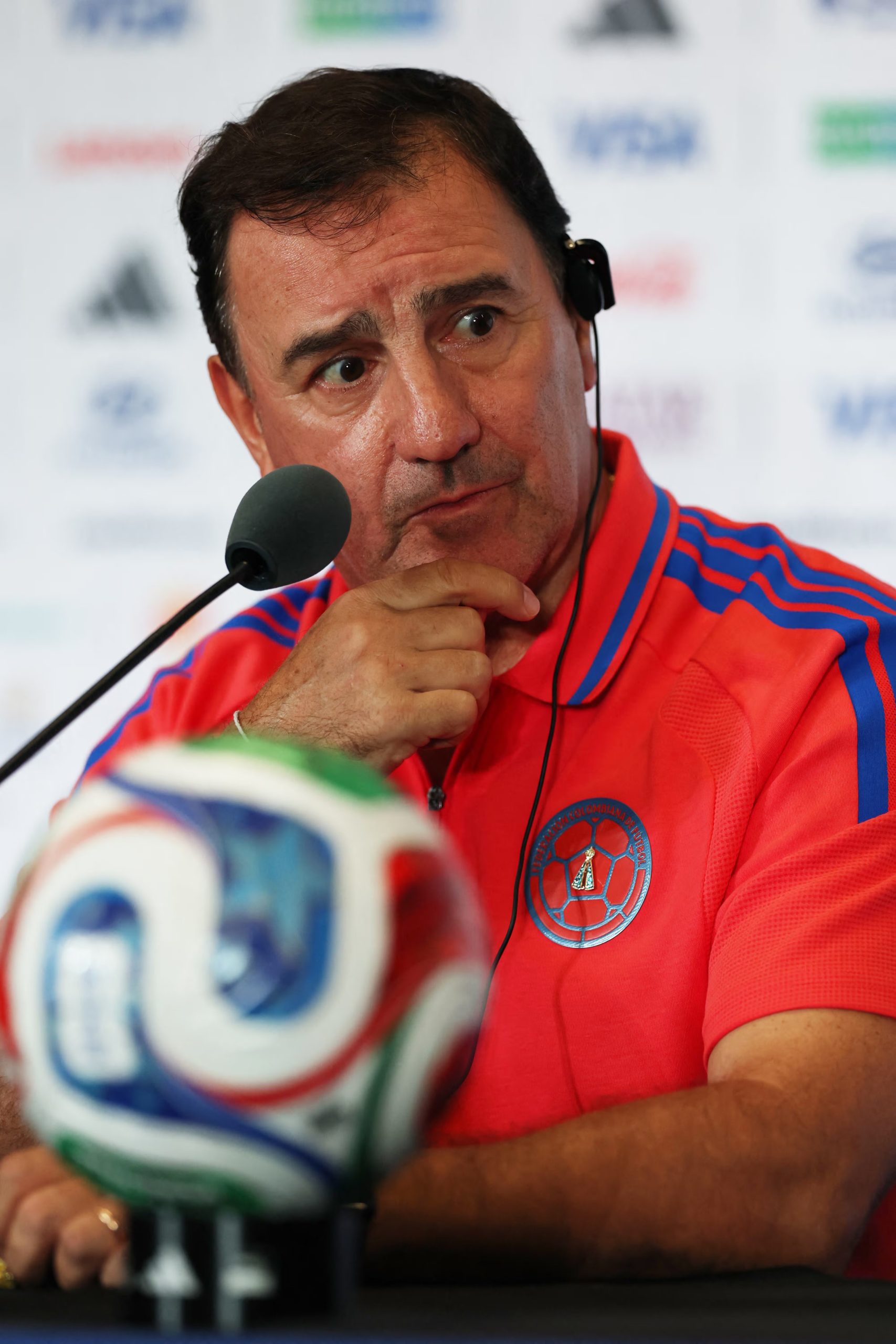 Pese a tener tres jugadores con tarjeta amarilla, Lorenzo expresó que no tenía intenciones de que eso influyera en sus juicios tácticos - crédito Paul Childs/REUTERS