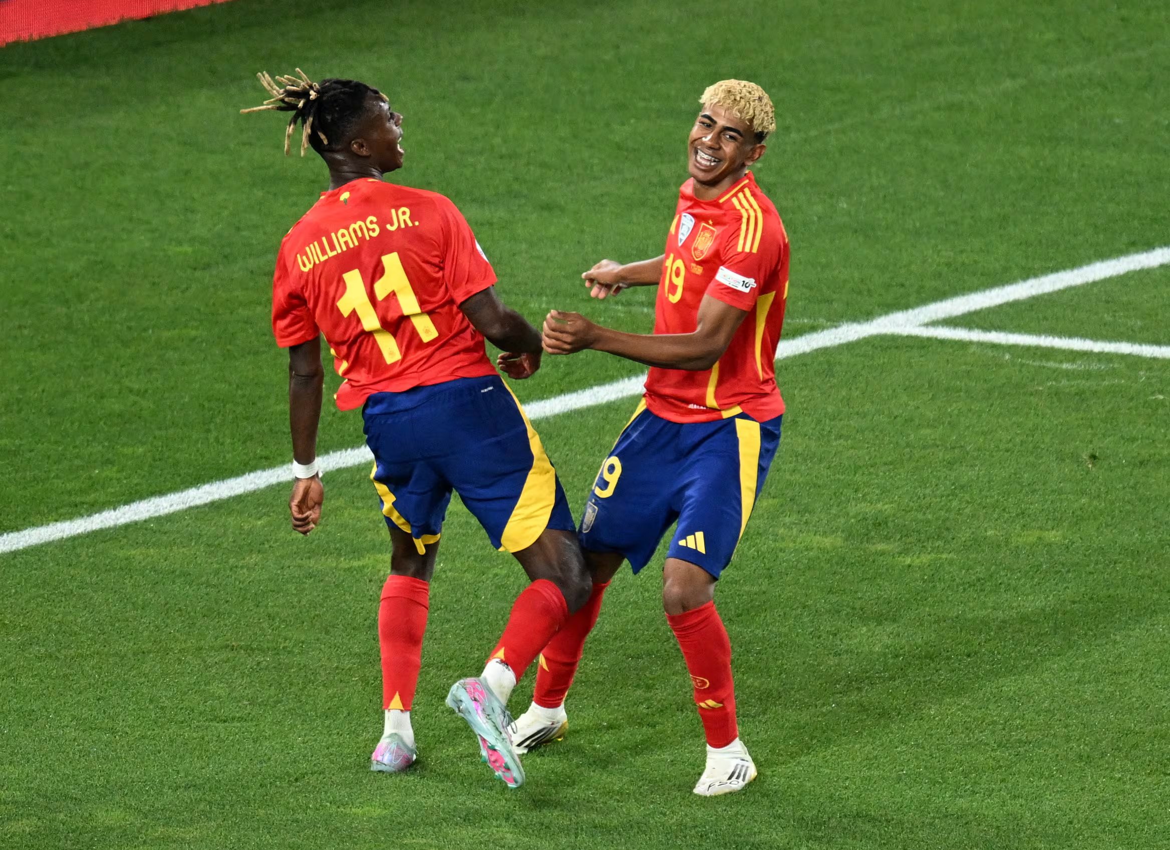 Nico Williams y Lamine Yamail. (REUTERS/Angelika Warmuth)