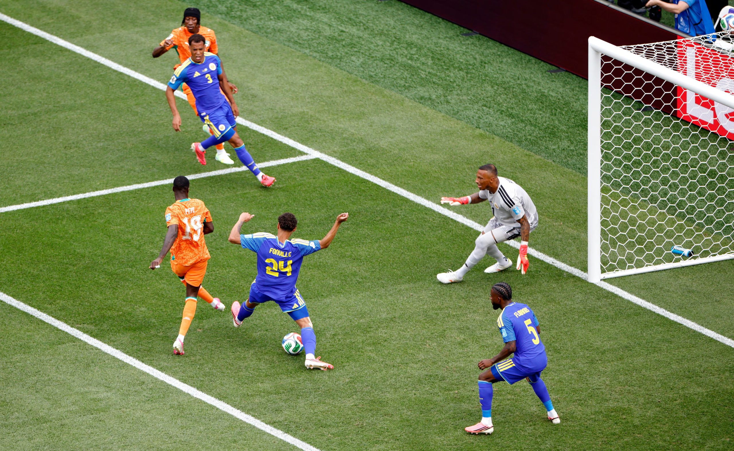 Jugada del gol de Pépé (REUTERS/Brian Snyder)