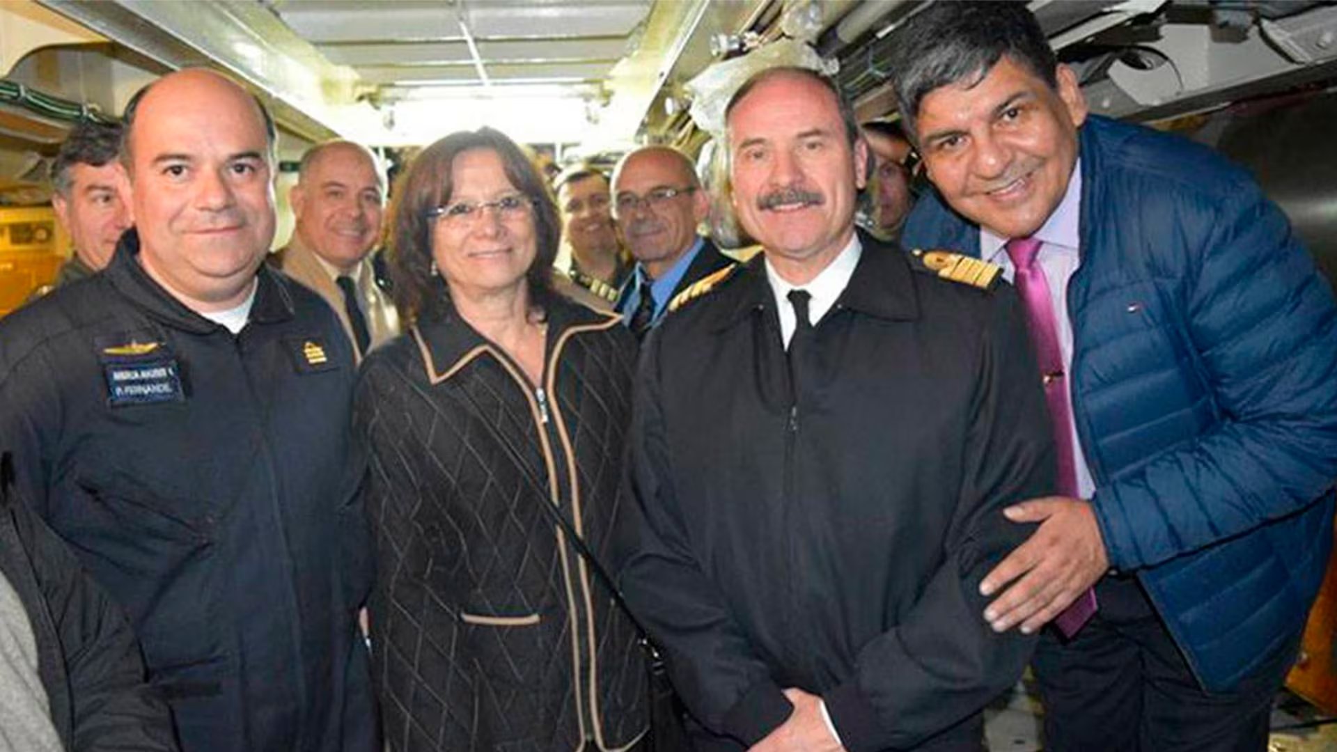 Durante una navegación protocolar en Ushuaia, el capitán Fernández -izquierda- junto a, entre otros, su comando superior, el entonces capitán de navío Claudio Villamide