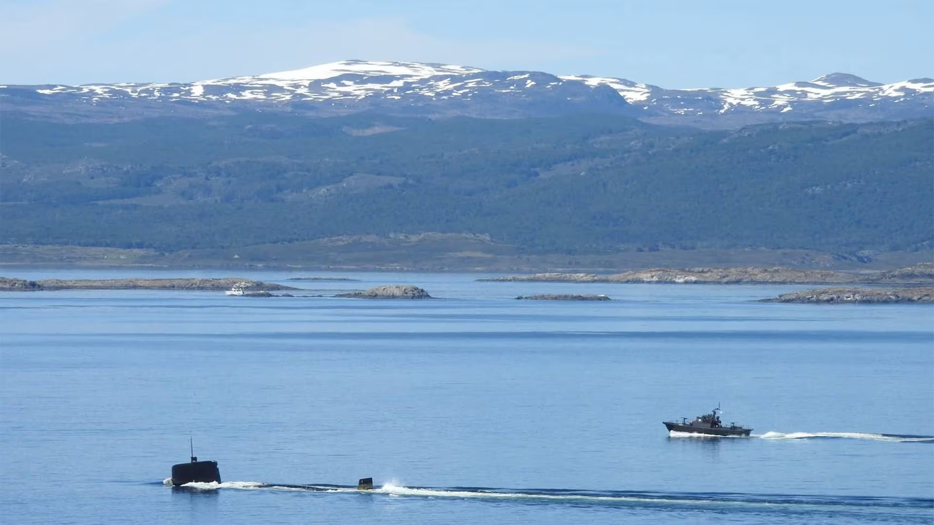 El ARA San Juan, en la bahía de Ushuaia, a punto de hacer inmersión en una navegación de protocolo en los primeros días de noviembre de 2017 (Gentileza: CN -RE- Carlos Frank)
