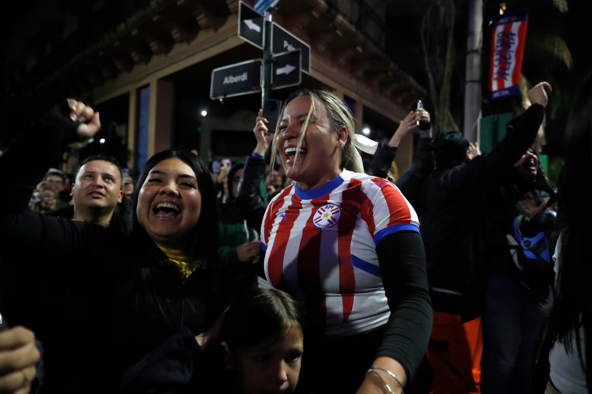 La felicidad en los rostros de la gente al celebrar la gran victoria de Paraguay contra Alemania (EFE)