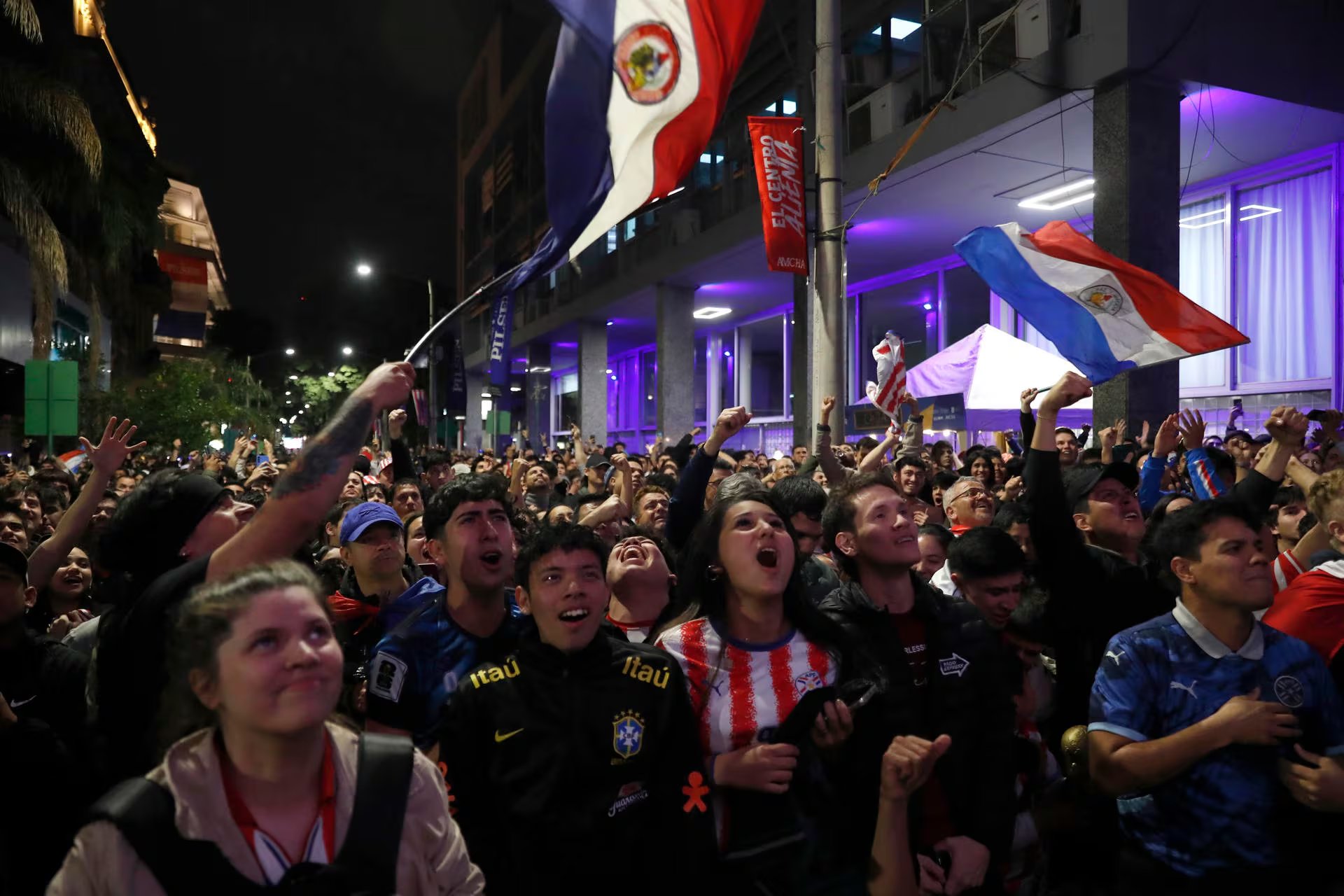 Miles de personas siguieron el partido en las calles de Asunción (EFE)