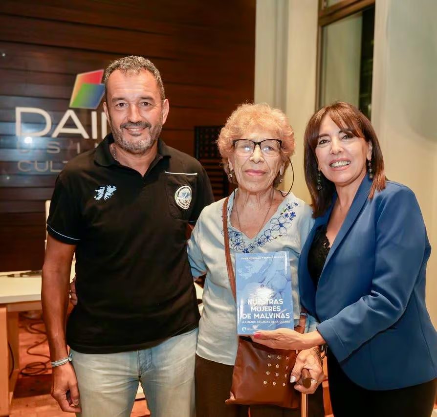 Alberto junto a su mamá y su hermana, que es co-autora del libro