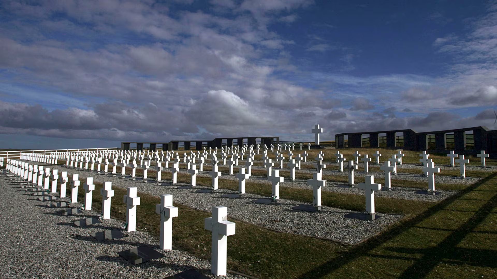 El Cementerio de Darwin, en Malvinas, donde fueron enterrados los cuerpos de cientos de soldados. (Archivo DEF)