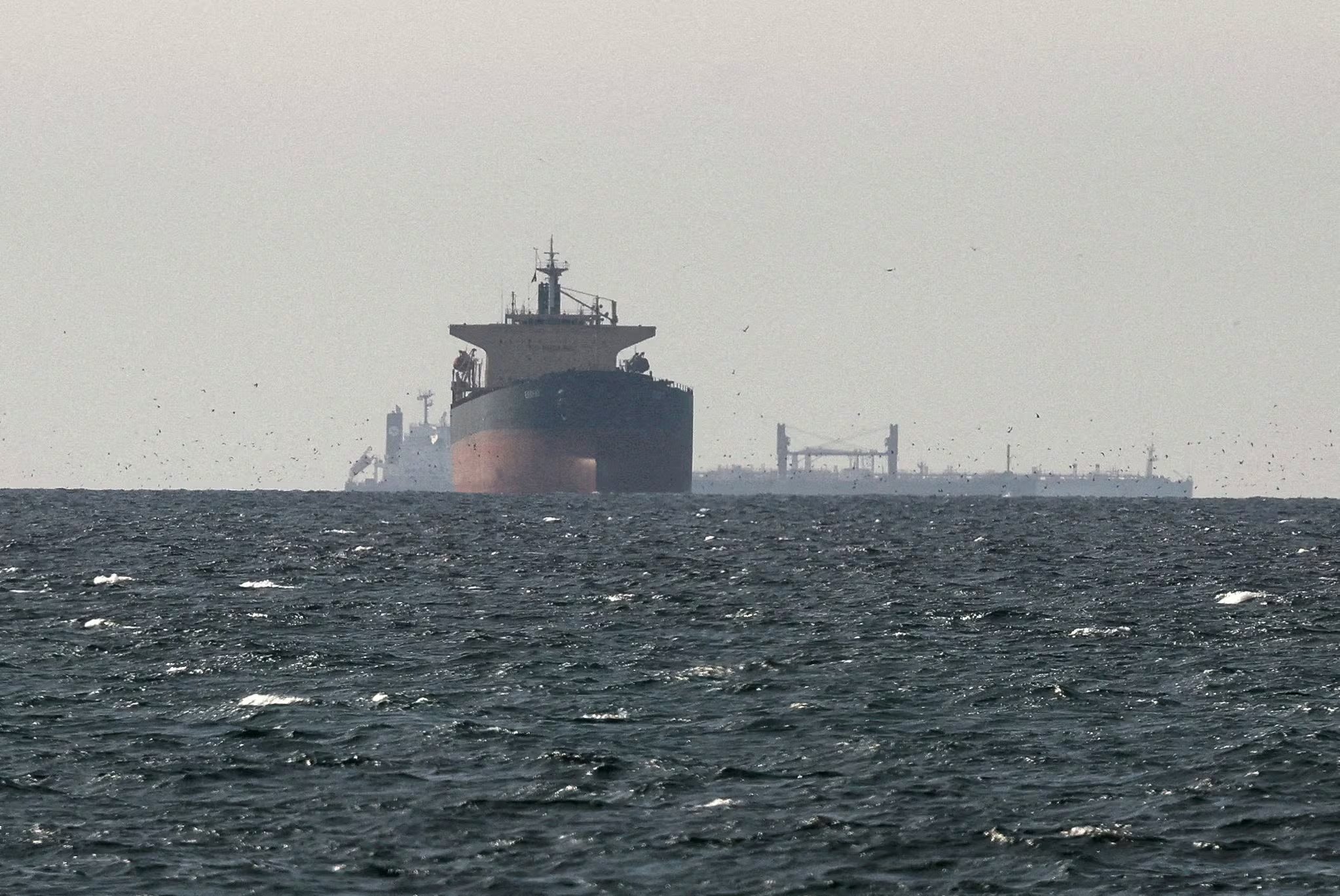 FOTO DE ARCHIVO: Buques de carga en el Golfo, cerca del estrecho de Ormuz, vistos desde el norte de Ras al-Jaima, cerca de la frontera con la gobernación de Musandam de Omán, en medio del conflicto entre Estados Unidos e Israel con Irán, en Emiratos Árabes Unidos, el 11 de marzo de 2026 (Reuters)