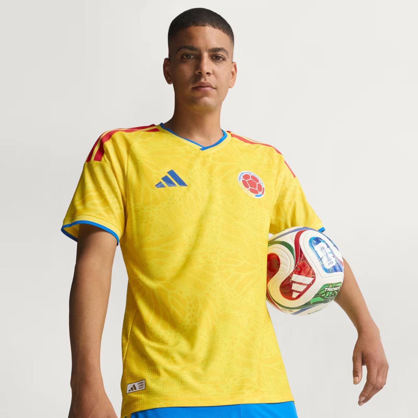 Los periodistas ubicaron la camiseta local de Colombia entre las 10 mejores del Mundial 2026 - crédito Adidas
