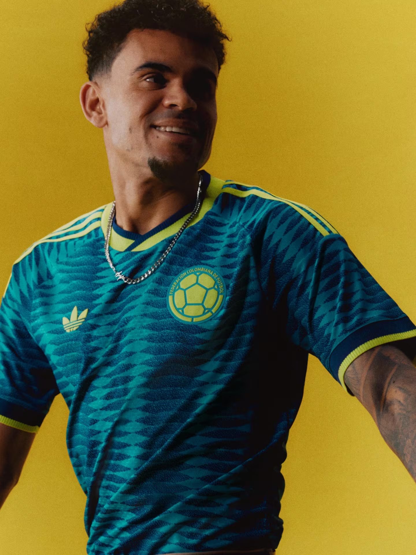 La camiseta visitante de Colombia fue reconocida, medio en broma medio en serio, por su cualidad psicodélica - crédito @adidasfootball/Instagram