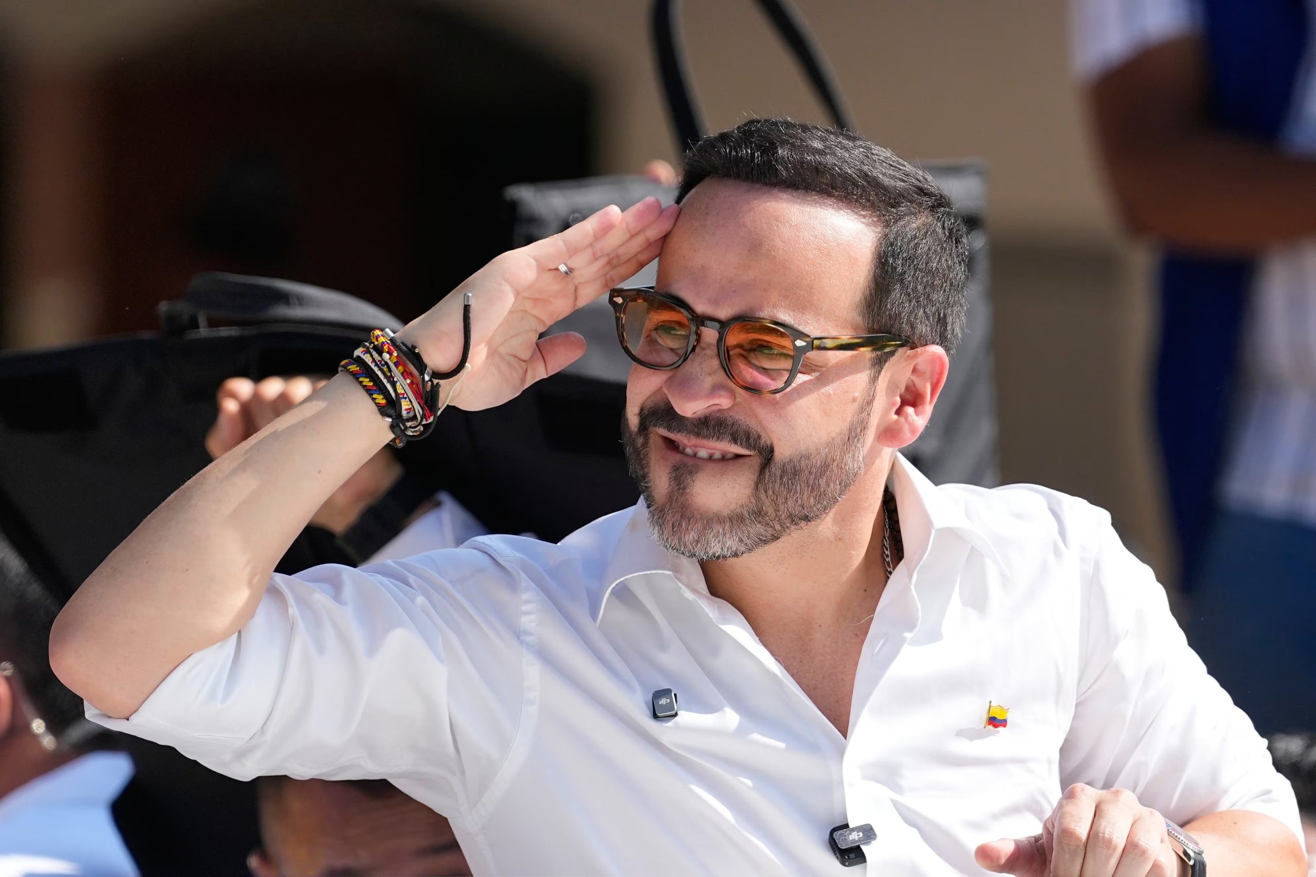 El candidato presidencial Abelardo de la Espriella, del movimiento Defensores de la Patria, saluda tras votar durante las elecciones presidenciales en Barranquilla, Colombia, el domingo 31 de mayo de 2026. (AP Foto/Fernando Vergara)