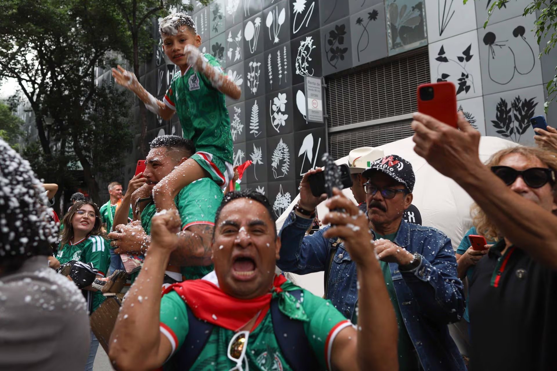 CIUDAD DE MÉXICO, 11JUNIO2026.- En calles de Zona Rosa, aficionados celebraron el segundo gol de la Selección Mexicana contra el equipo de Sudáfrica en la inauguración del Mundial en el Estadio Ciudad de México.
FOTO: GRACIELA LÓPEZ/CUARTOSCURO.COM