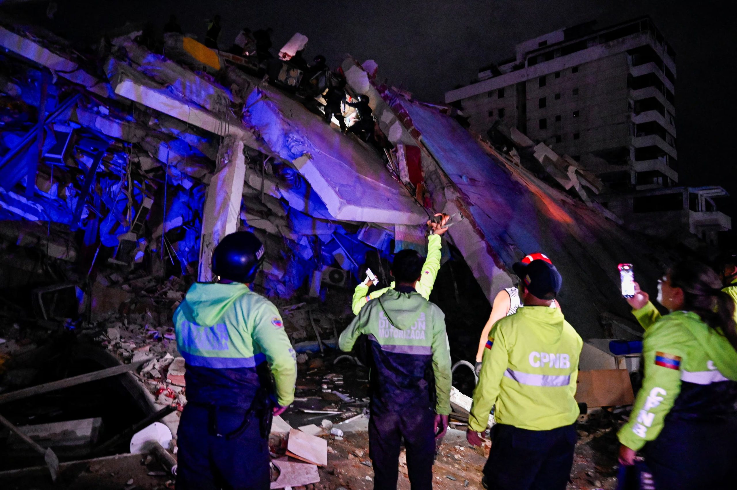 Personal de emergencias en un edificio dañado tras un terremoto, en La Guaira, Venezuela, el 24 de junio de 2026. REUTERS/Maxwell Briceno