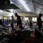 Venezolanos en vela: familias buscan refugio tras sismos que dejan 32 fallecidos