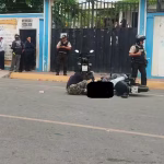Hombre acribillado por sicarios frente a plantel educativo en Santa Elena