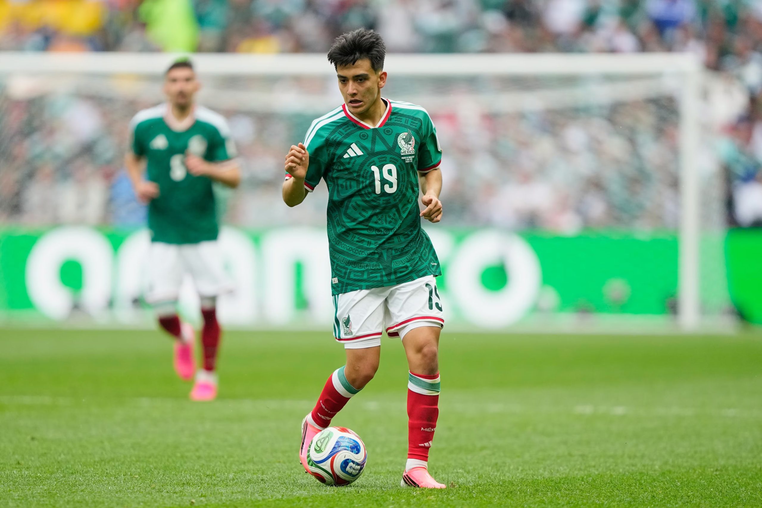 Gilberto Mora, de México, controla el balón durante el partido inaugural de la Copa del Mundo ante Sudáfrica, el jueves 11 de junio de 2026 (AP Foto/Natacha Pisarenko)