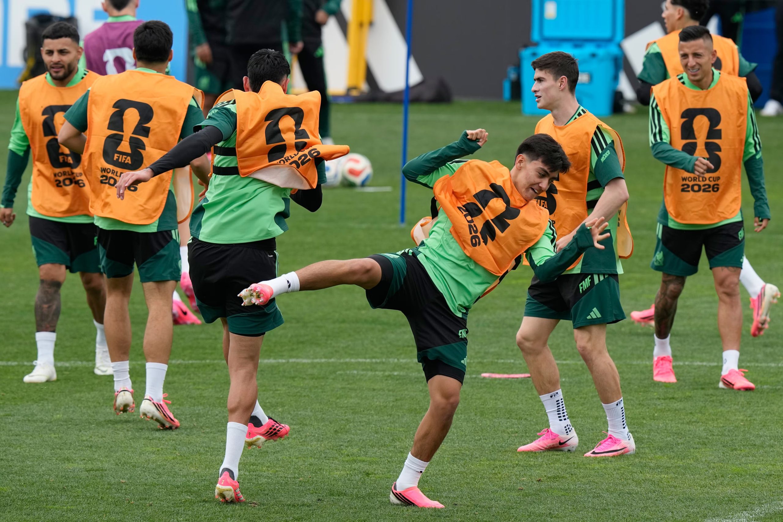 El volante mexicano Gilberto Mora (primer plano) y sus compañeros de la selección de México durante un entrenamiento con miras al partido contra Sudáfrica en el Mundial, el miércoles 10 de junio de 2026. (AP Foto/Fernando Llano)