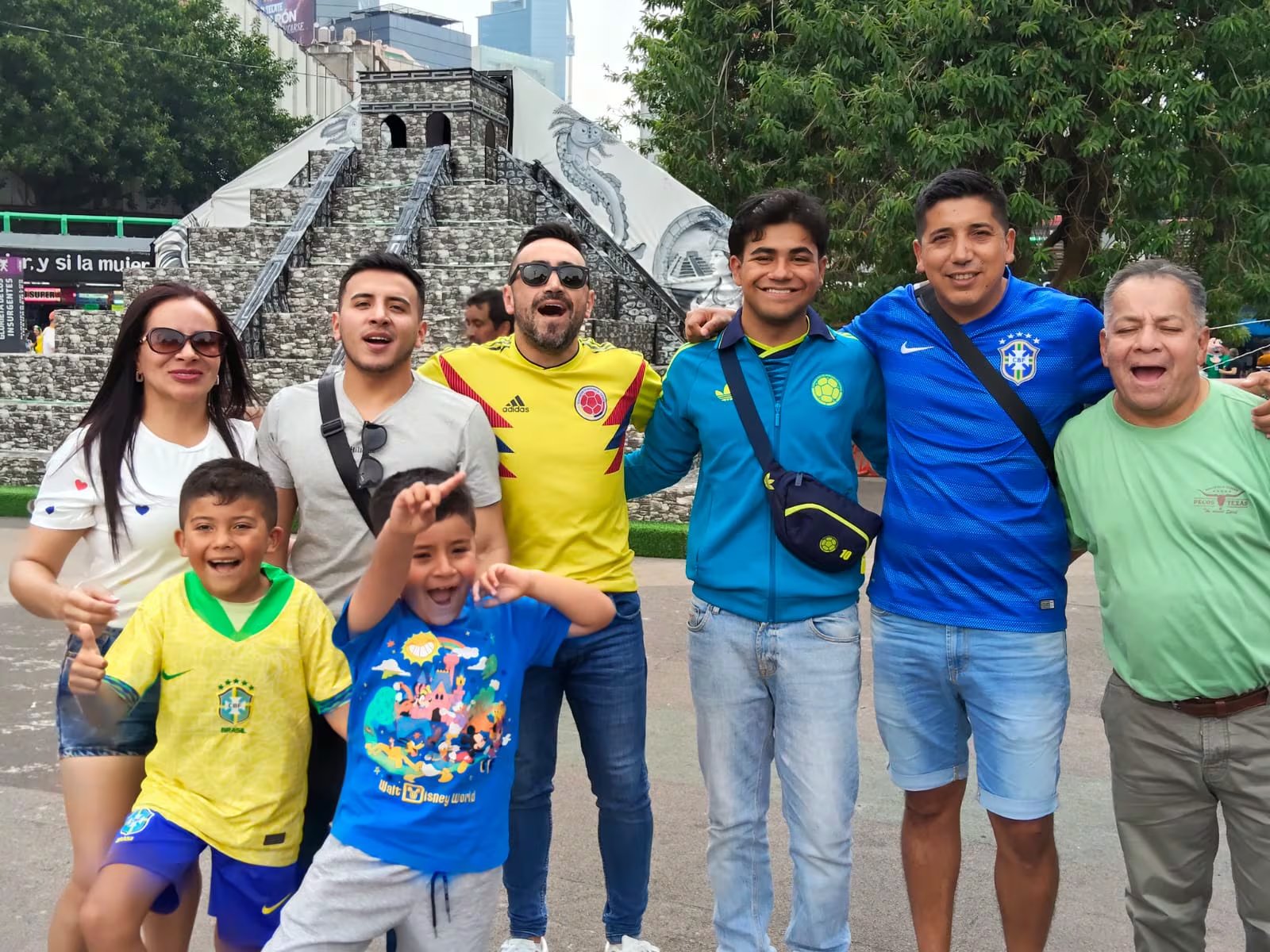 Pablo Bernal y sus seres queridos desde la Glorieta de los Insurgentes (Néstor Hernández / Infobae México)