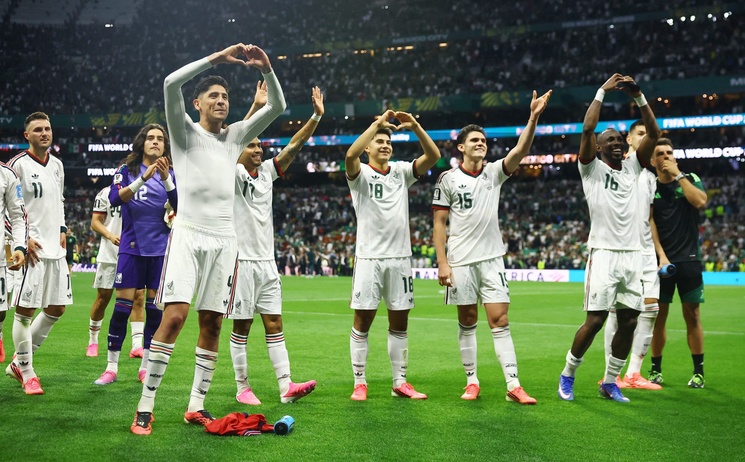Los jugadores de México celebrando la clasificación (REUTERS/Pedro Nunes)