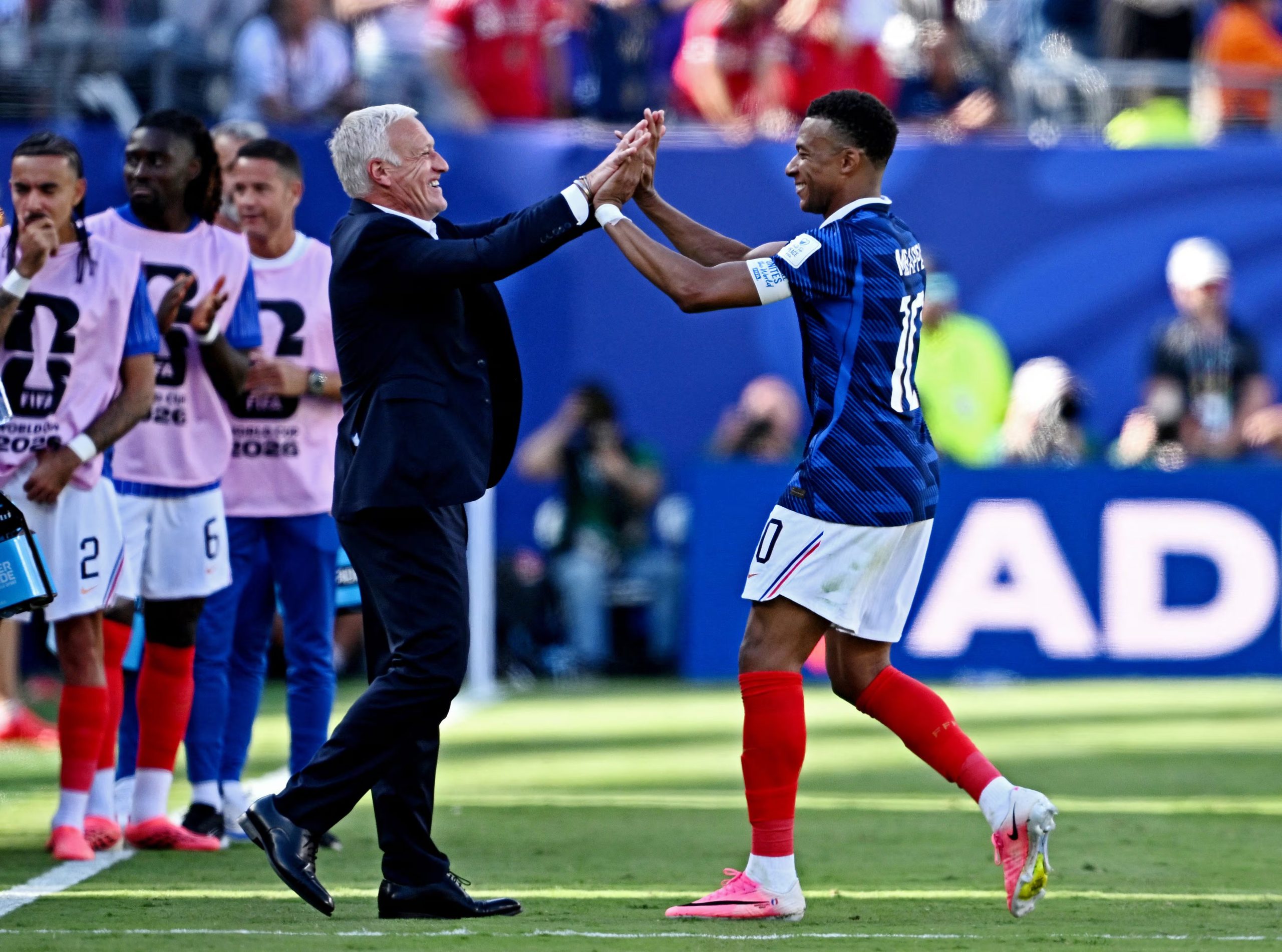 Didier Deschamps y Adrien Rabiot cuestionaron la superficie del MetLife Stadium y la describieron como distinta, dura y similar a una cancha artificial (REUTERS/Dylan Martínez)