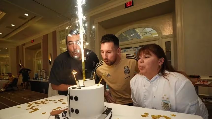 Los cocineros de la Selección Antonia y Diego junto a Leo Messi (AFA)