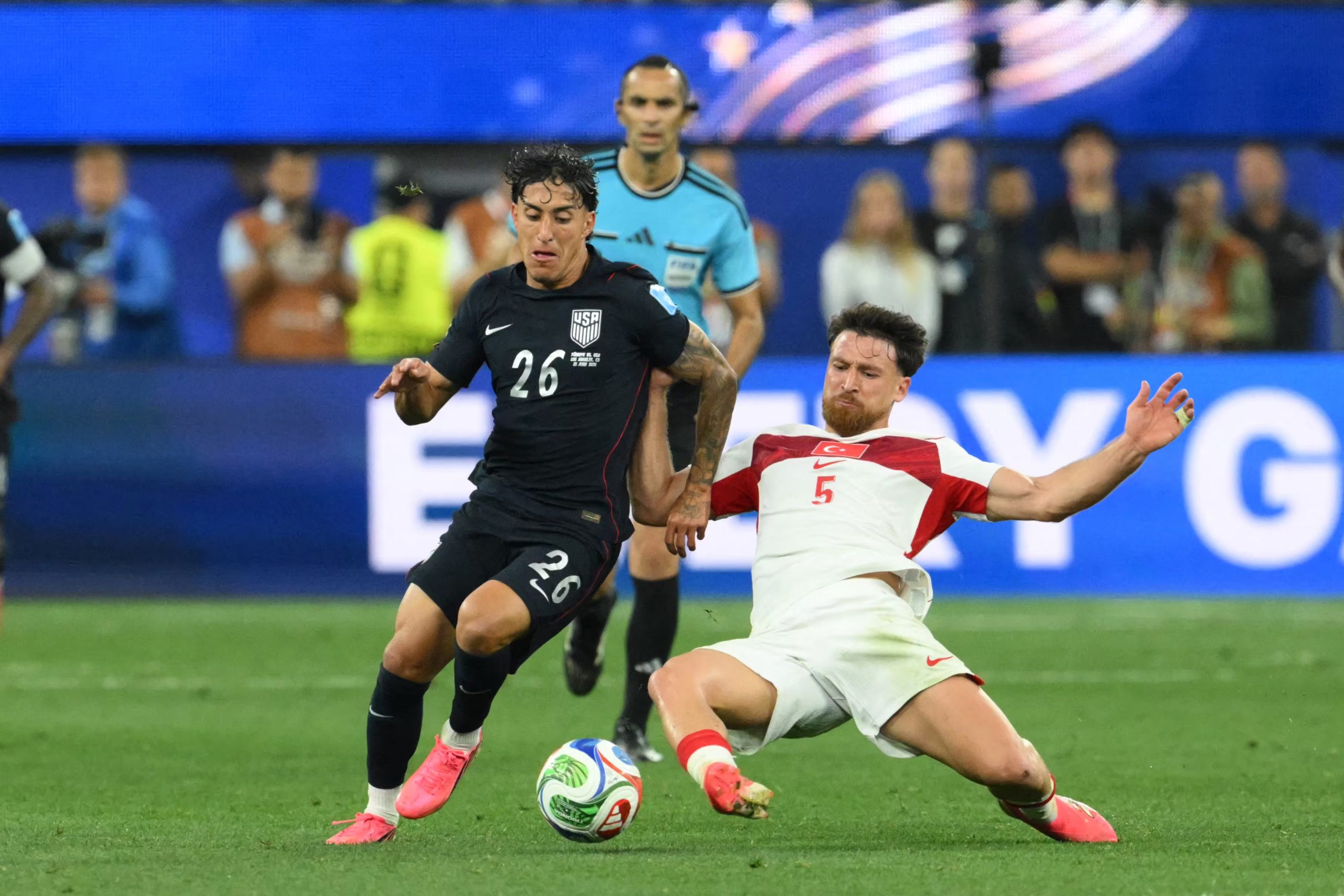 Alejandro Zendejas debuta en un Mundial con Estados Unidos. (Photo by Patrick T. FALLON / AFP)