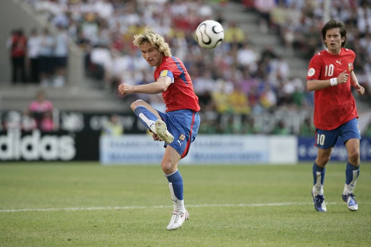 Tomáš Rosický y Pavel Nedvěd destacan como mediocampistas que aportaron goles y liderazgo en la Selección de República Checa.(X/Czech Republic)