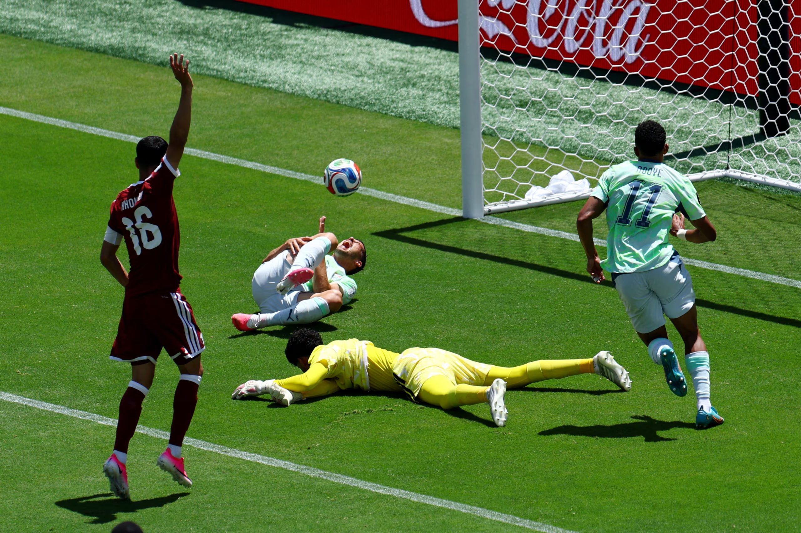 Tras la sanción, el goleador Embolo convirtió desde los doce pasos (Reuters/Eloisa Lopez)