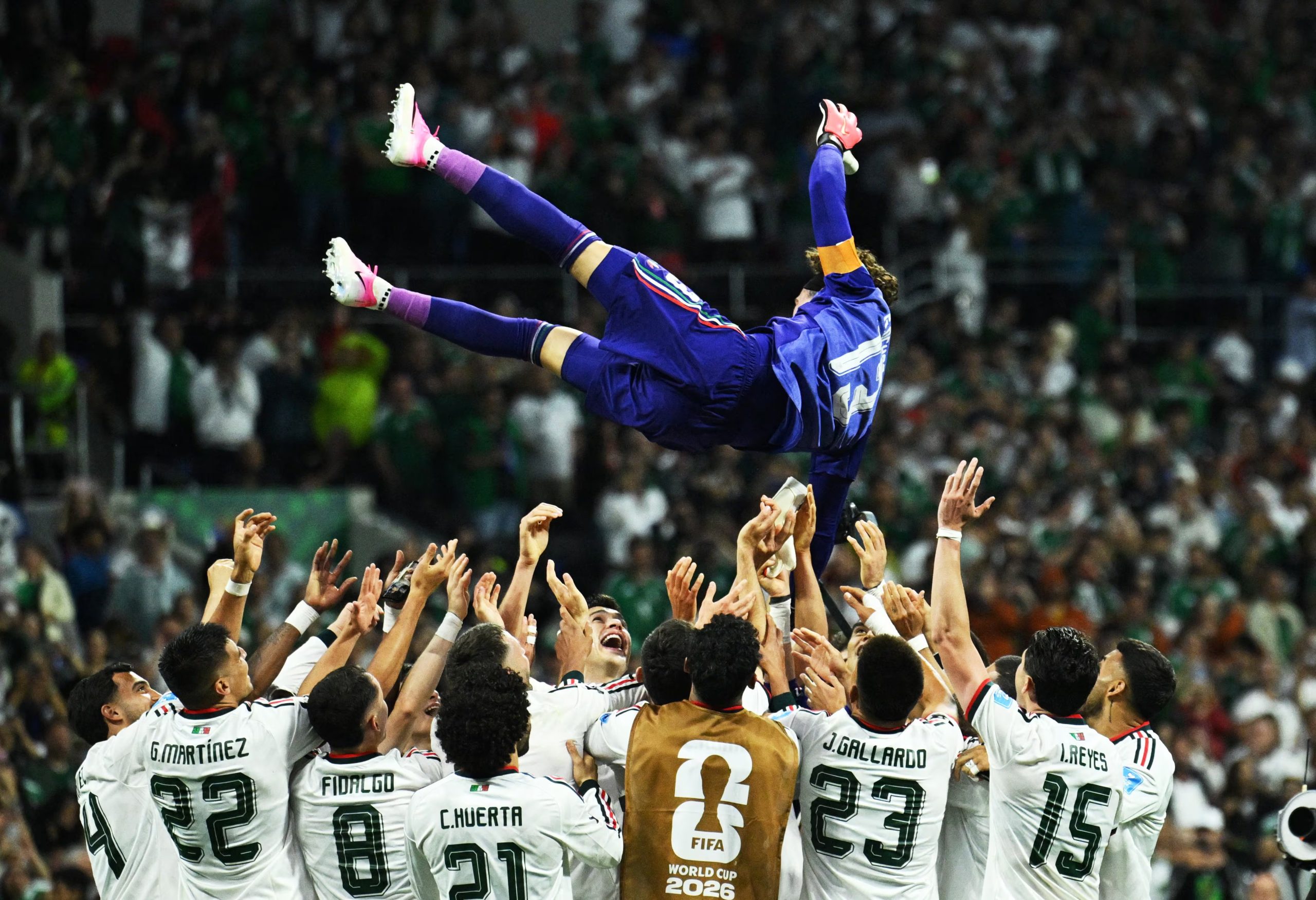 Guillermo Ochoa es lanzado por los aires al final del partido en su sexto Mundial. Estadio Azteca, Ciudad de México, México. 24 de junio de 2026.
REUTERS/Annegret Hilse